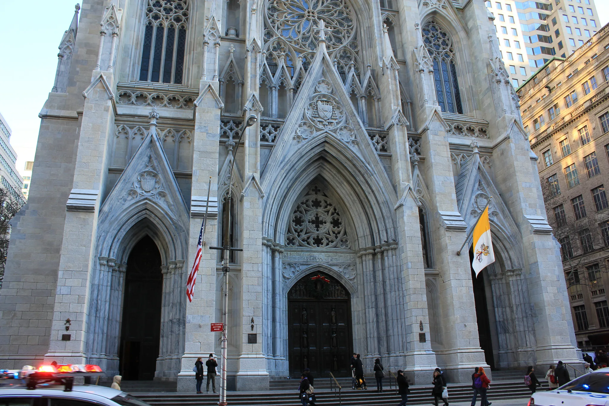 Homem é preso ao tentar entrar em catedral de NY com galões de gasolina