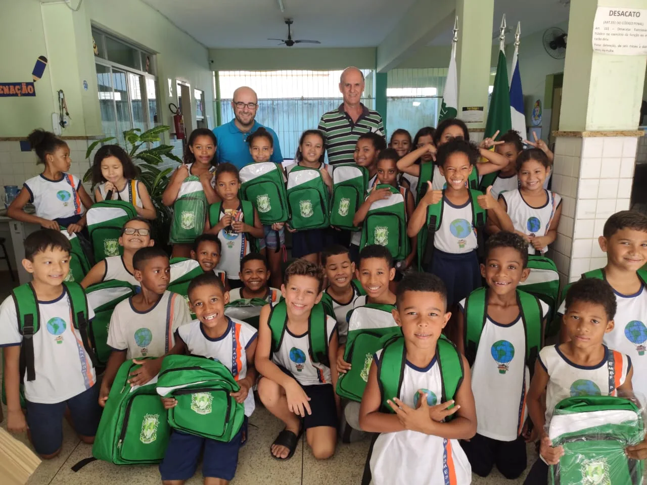 Alunos da rede municipal em Jerônimo Monteiro recebem mochilas