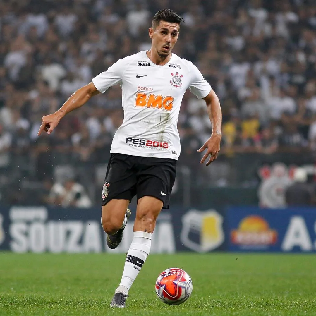 Carille pede a compra de Avelar ao Corinthians: 'É um dos mais regulares'