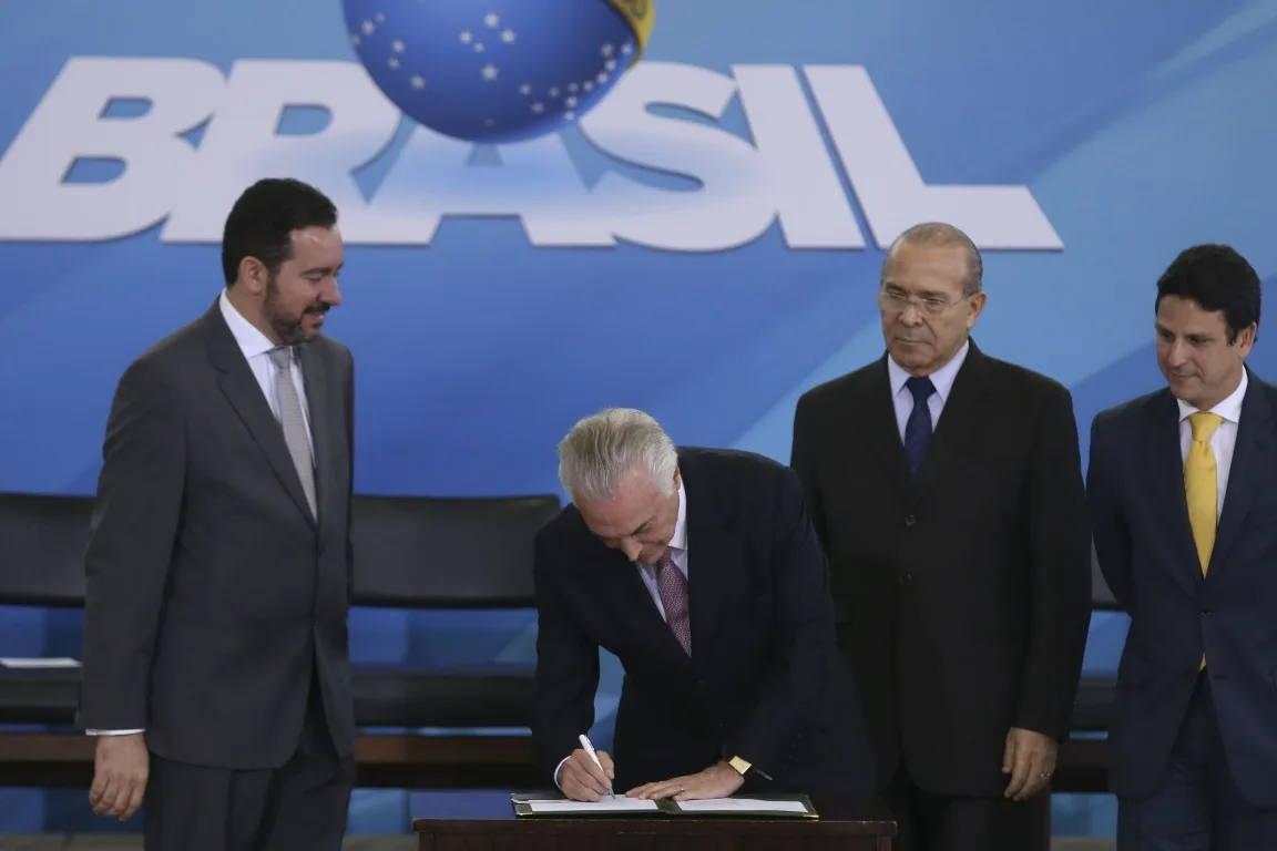 Brasília – O ministro Dyogo de Oliveira, Michel Temer e os ministros Eliseu Padilha e Bruno Araujo participam da Cerimônia de Lançamento do Programa Nacional de Regularização Fundiária (Valter Campanato/Agência Brasil)