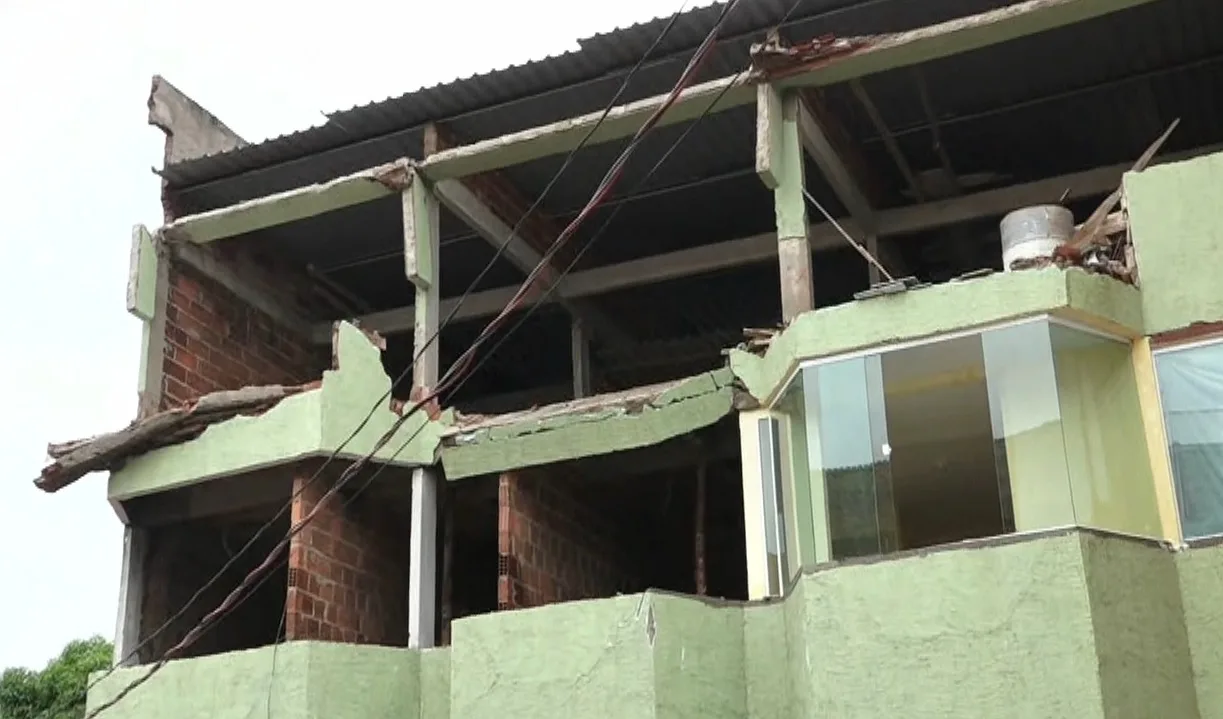 Chuva causa desabamento de parte de prédio em Vila Velha