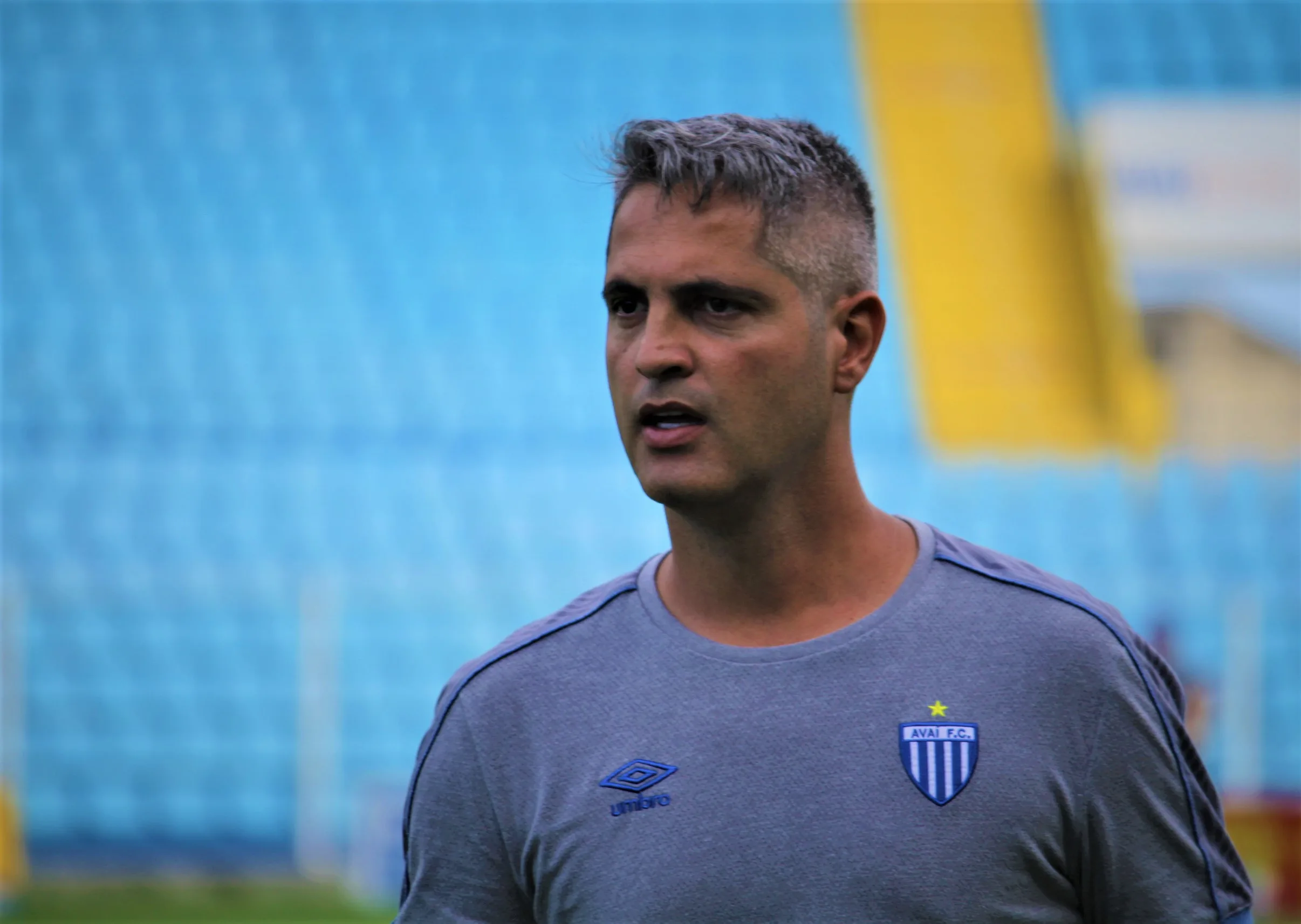 Avaí surpreende e demite técnico Rodrigo Santana após eliminação no Catarinense