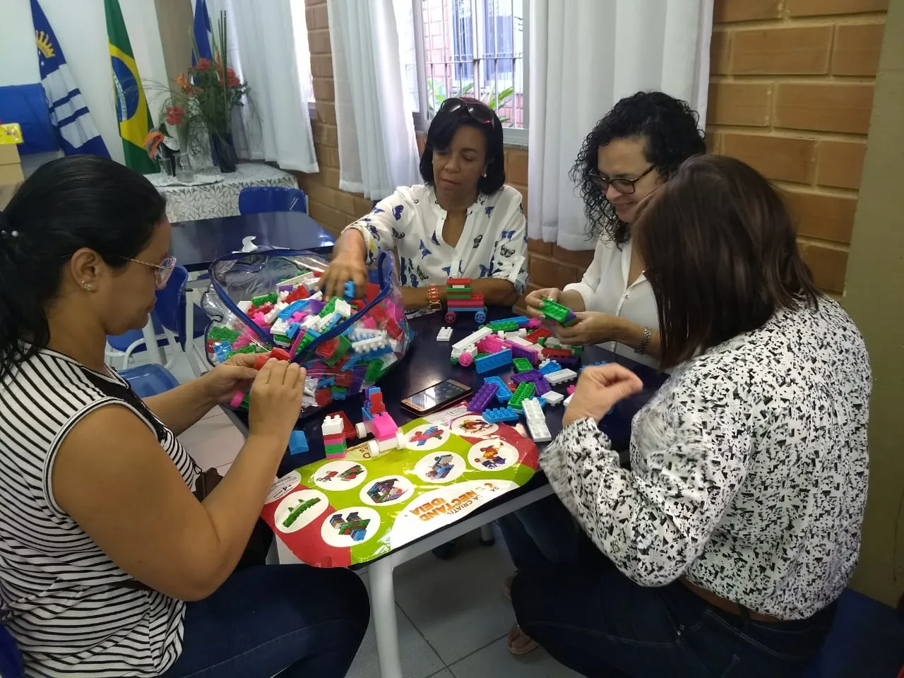 Professores recebem formação pedagógica com brinquedos em Cachoeiro