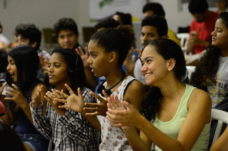 Rio de Janeiro – Jovens de comunidades participam do projeto Agentes de Promoção da Acessibilidade, da ONG Escola de Gente, onde recebem noções de Libras, audiodescrição e legislação inclusiva (Fernando Frazão/Agência Brasil)