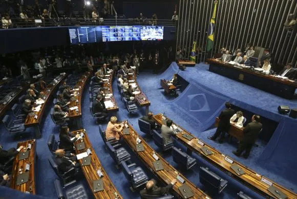 Senadores retiram nome de lista e votação do relatório pode ser antes da meia-noite