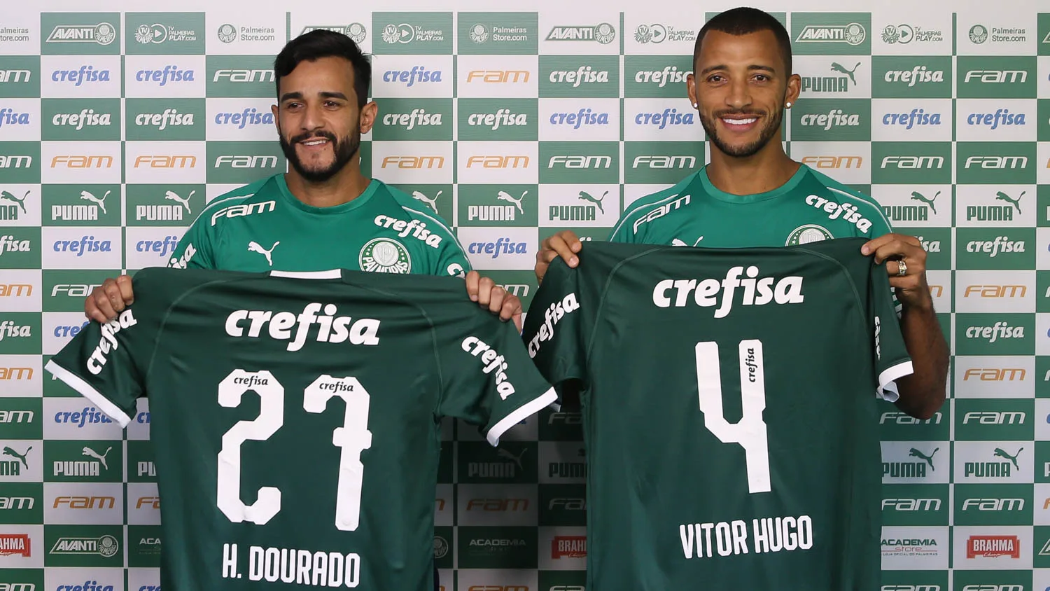 Os jogadores Henrique Dourado e Victor Hugo (D) são apresentados como os mais novos reforços da SE Palmeiras, na Academia de Futebol.