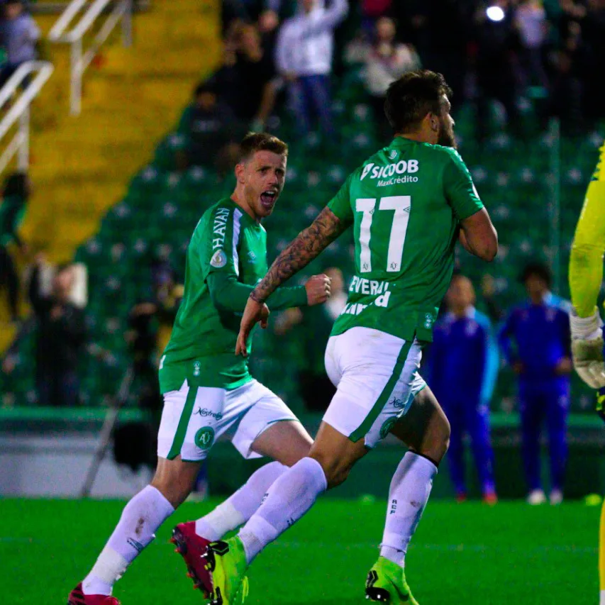 Em duelo direto para evitar queda, Chapecoense tenta encerrar longo jejum