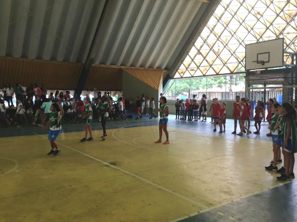 Brincadeira de criança: alunos participam de festival de queimada e futsal em Cachoeiro