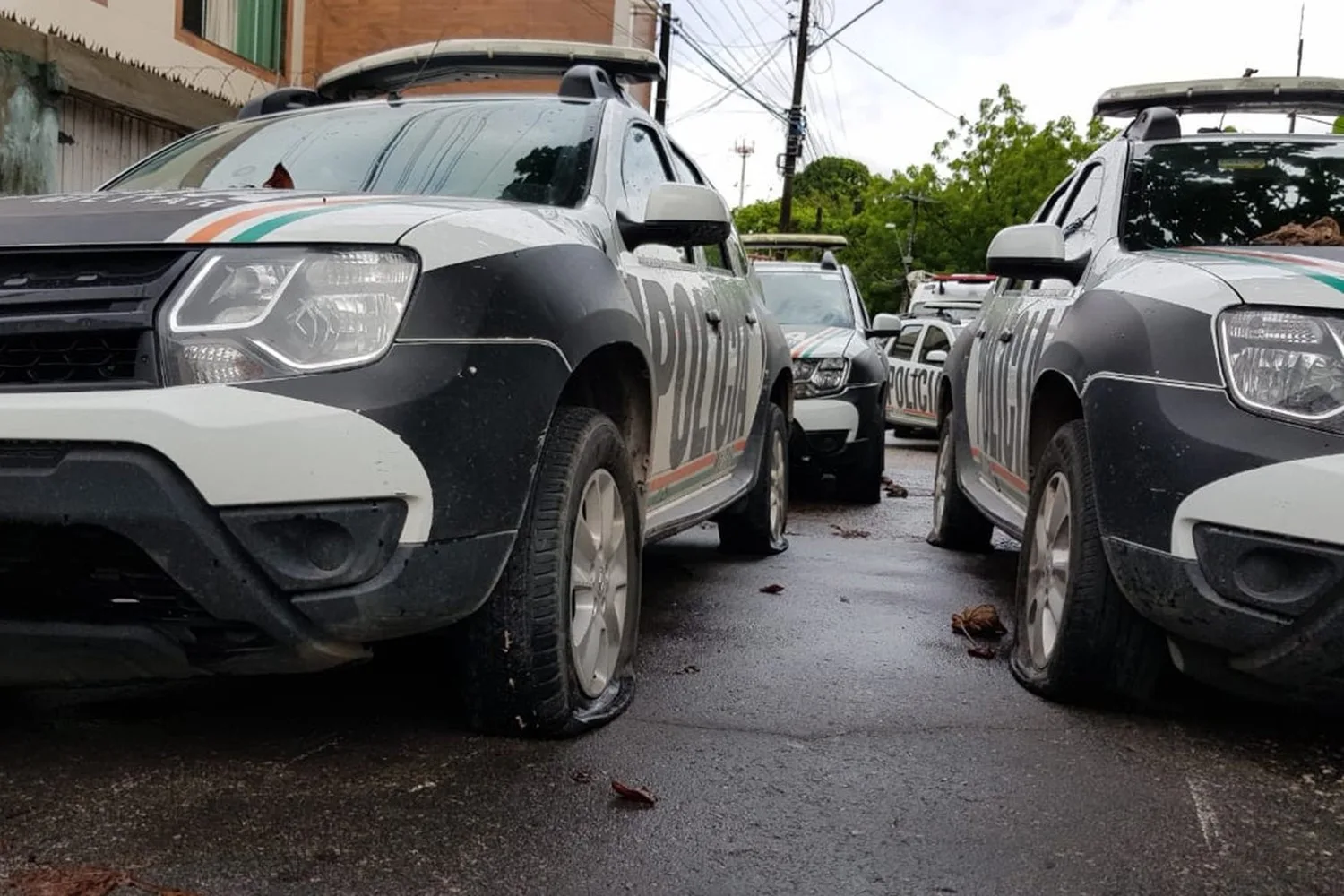 Carros da polícia tiveram os pneus esvaziados durante atos em Fortaleza — Foto: José Leomar/SVM