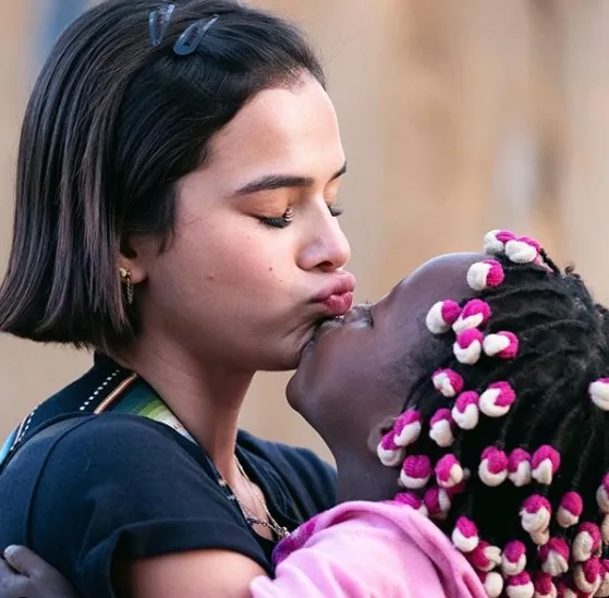 Bruna Marquezine mostra momentos com crianças em Angola