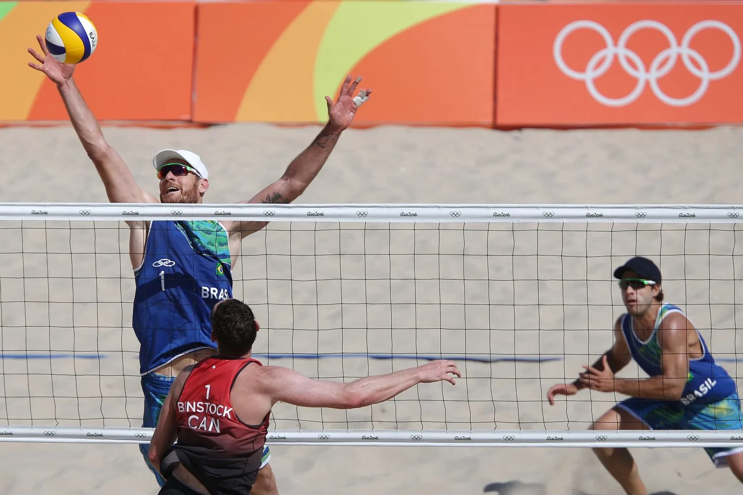 Alison e Bruno Schmidt suam, mas vencem canadenses na estreia do vôlei de praia