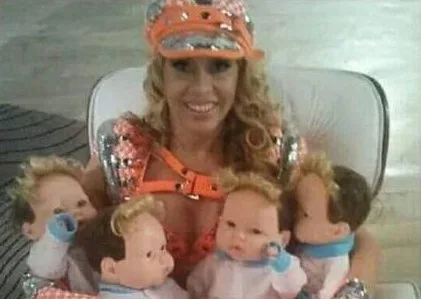 Foto de Joelma segurando bonecos de Ximbinha viraliza na internet