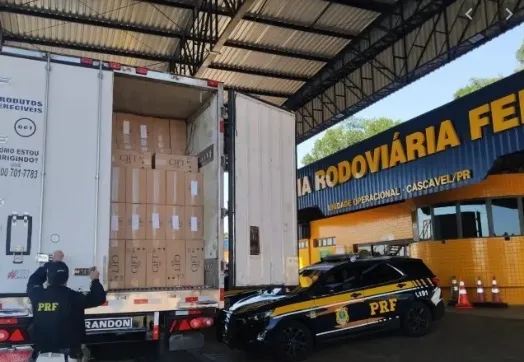 PRF pega R$ 9 milhões em cigarros paraguaios em quatro carretas no Paraná