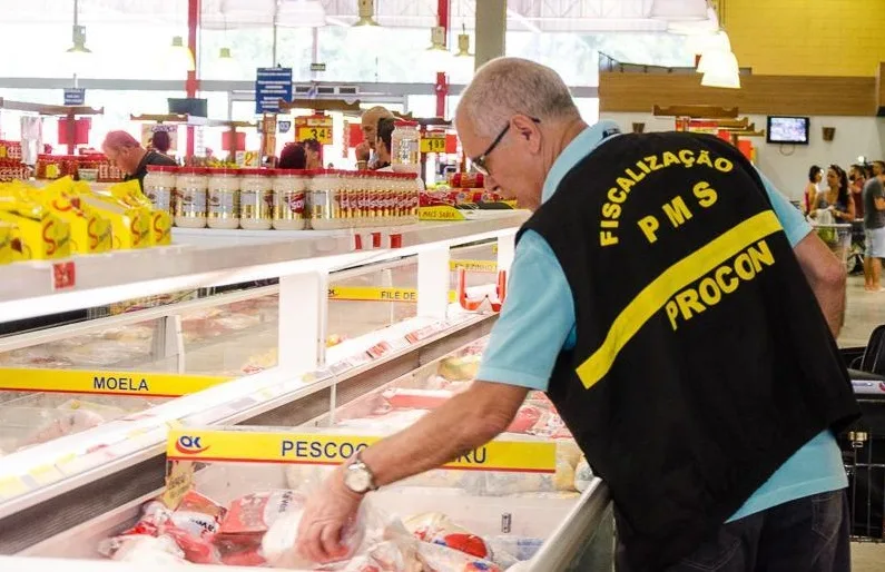 Procon encontra carne vencida e produtos mal conservados na Serra