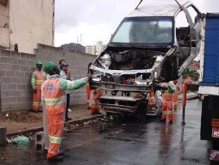 Carros abandonados pelas ruas de Vila Velha são recolhidos pela prefeitura