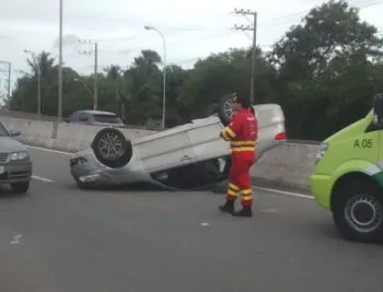 Carro capota na Rodovia do Contorno, na Serrra