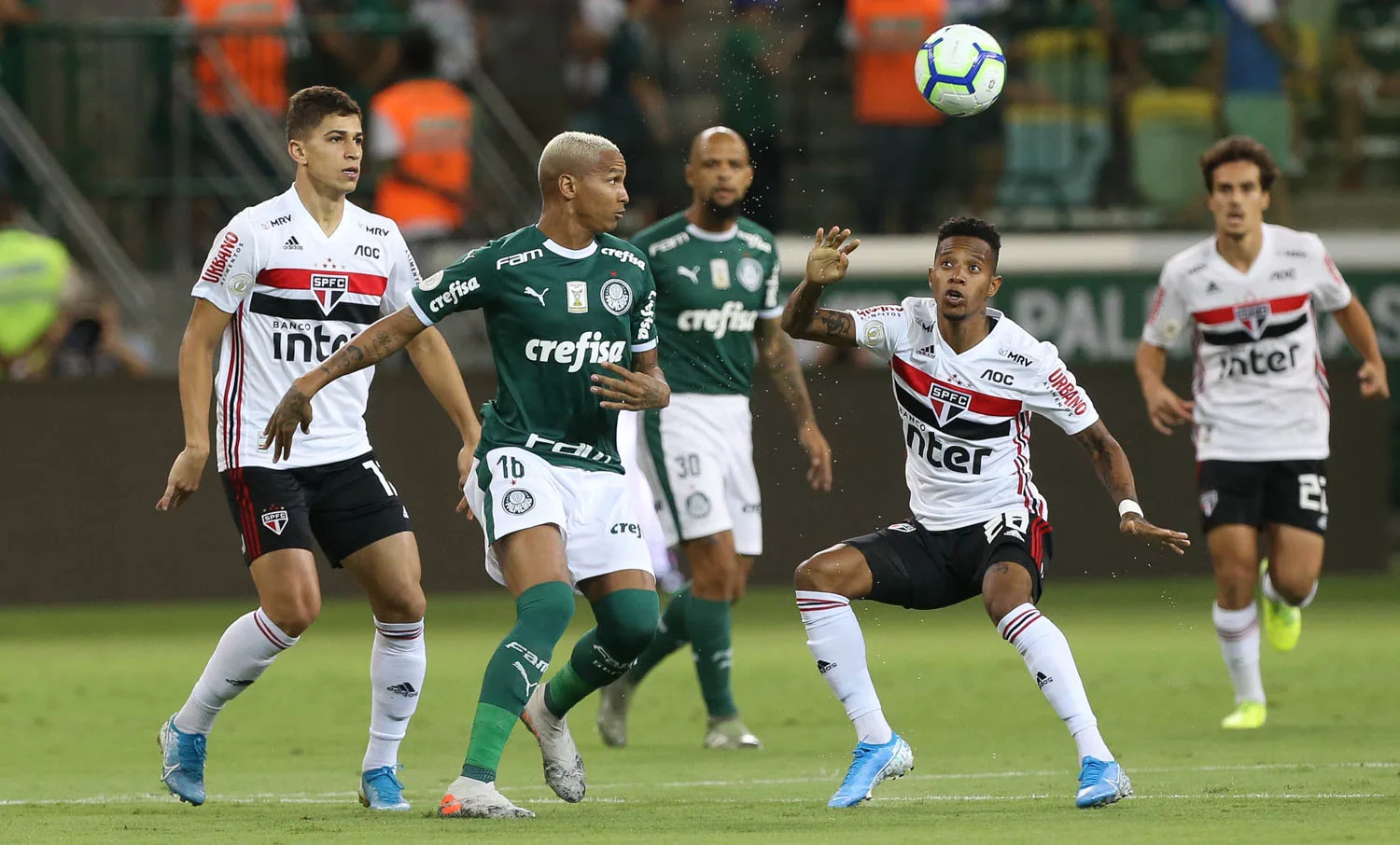 O jogador Deyverson, da SE Palmeiras, disputa bola com o jogador Tchê Tchê, do São Paulo FC, durante partida válida pela vigésima nona rodada, do Campeonato Brasileiro, Série A, na arena Allianz Parque.