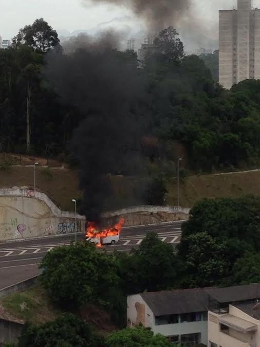 Van pega fogo e interdita trânsito na alça da Terceira Ponte, em Vila Velha