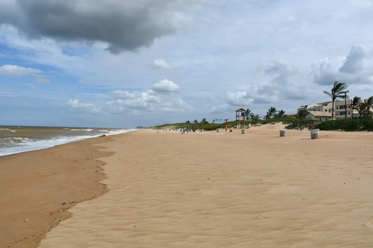 Duas pessoas são socorridas após afogamento em praia de Guriri