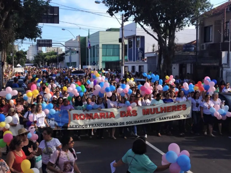 Festa da Penha 2015: mulheres saem em romaria pelas ruas de Vila Velha