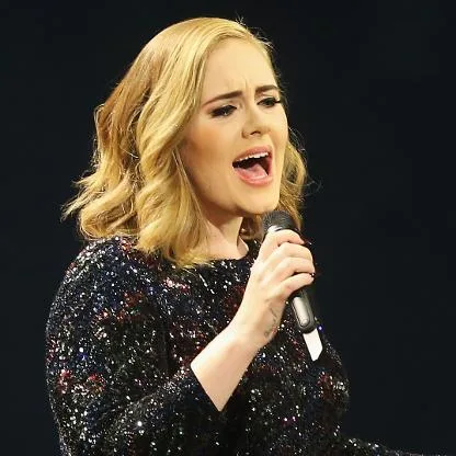 Adele é revelada a mais rica celebridade britânica com fortuna de 703 milhões de reais