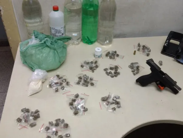 Polícia apreende mais de cem buchas de maconha e prende jovem em Cariacica