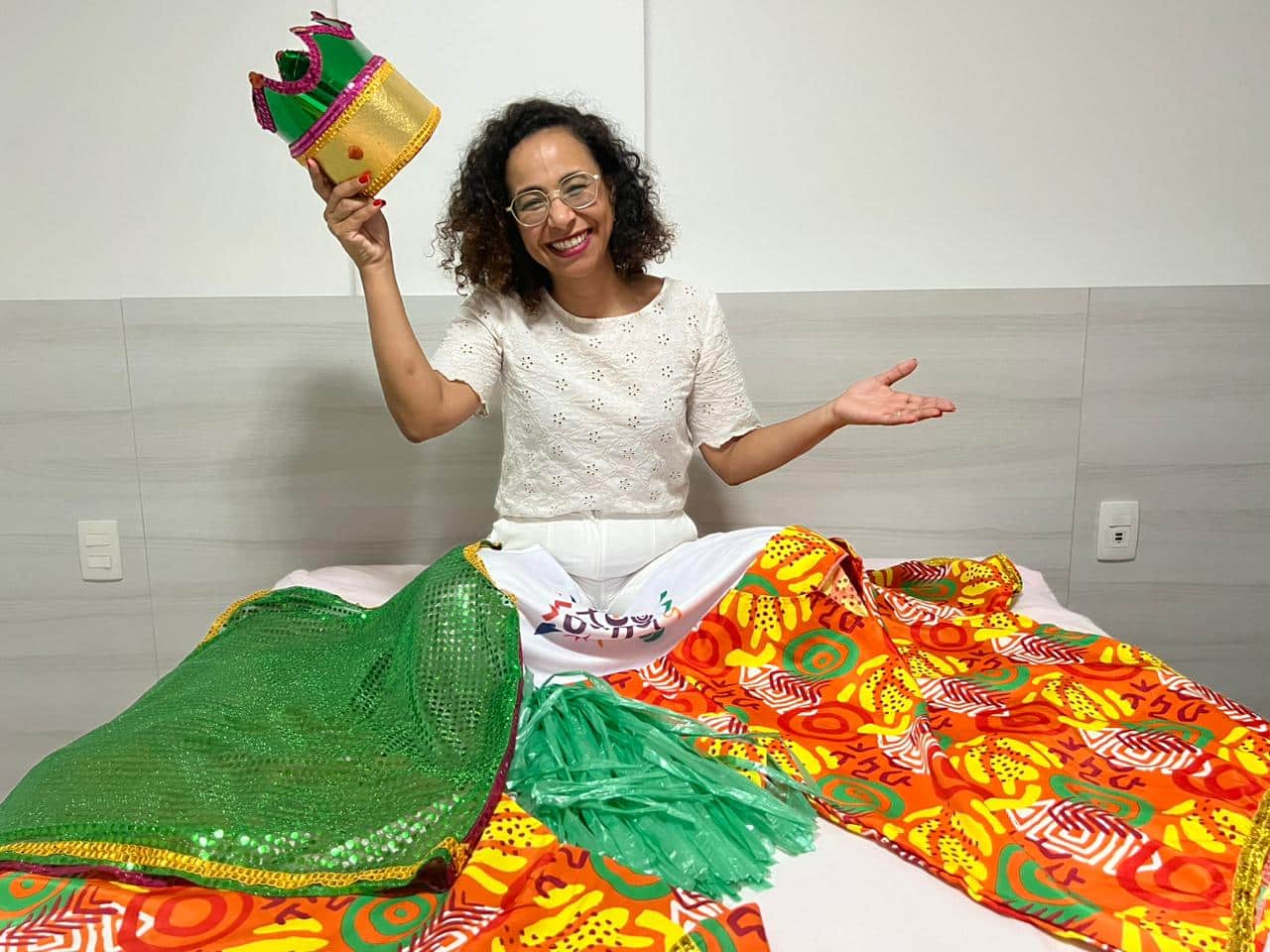 A deputada Camila Valadão mostra algumas de suas fantasias para o Carnaval de Vitória