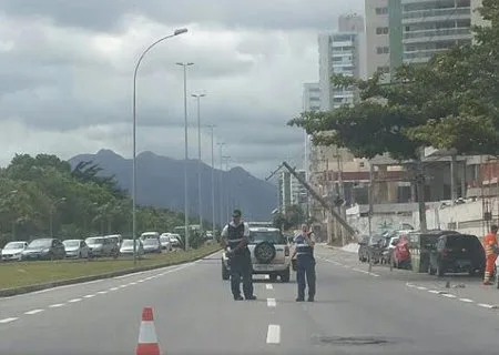 Caminhão bate em poste de energia e avenida é interditada em Vitória