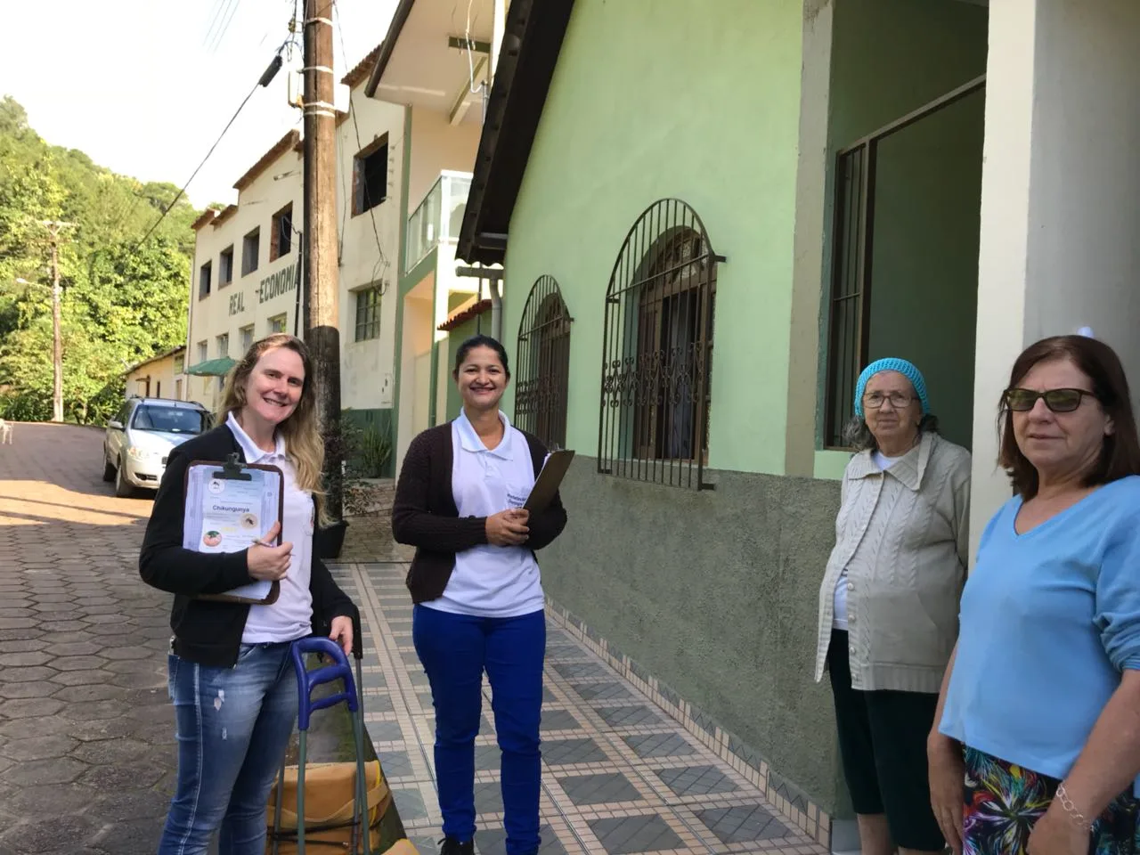 Técnicos da vigilância ambiental visitam casas para combater mosquitos em Domingos Martins