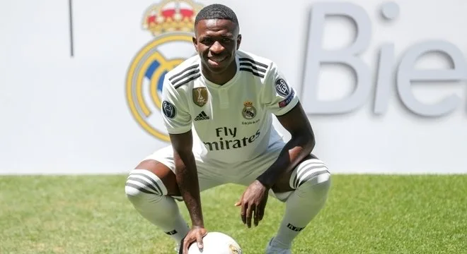 Vinicius Junior dá bela assistência, Real bate Ajax fora de casa e encaminha vaga