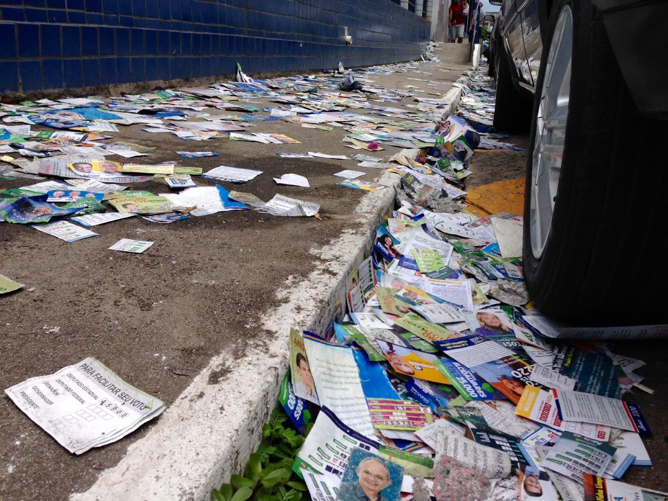 Eleições 2014: Leitores registram filas e sujeira nas ruas do Estado