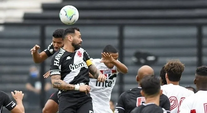 São Paulo marca de pênalti no fim, mas Vasco vence por 2 a 1