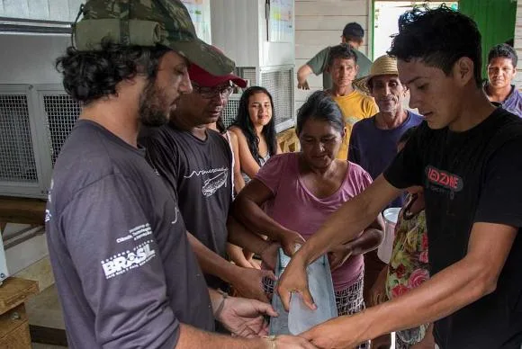 Gelo feito a partir de energia solar leva desenvolvimento a comunidade isolada