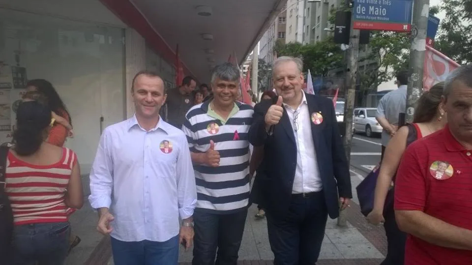 Em apoio a Dilma, ministro participa de caminhada no Centro de Vitória