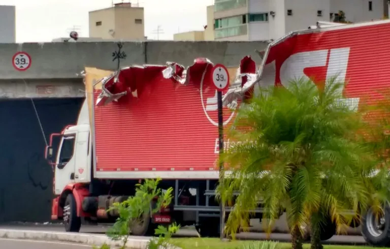 Caminhoneiro passa direto em viaduto e destrói carreta em Jardim da Penha