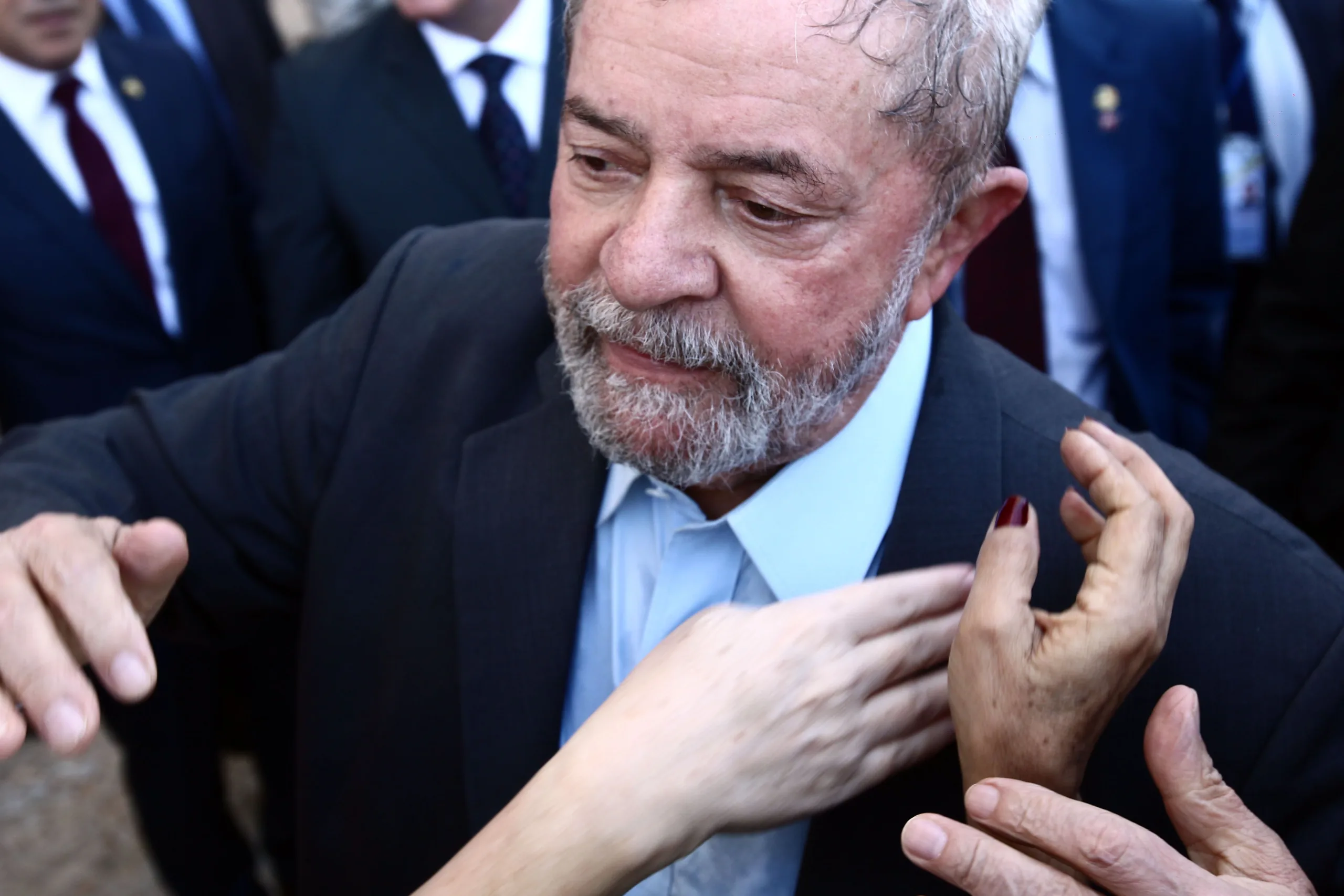 Brasília – O ex-presidente Lula cumprimentam simpatizantes em frente ao Palácio do Planalto, após Dilma ser notificada de seus afastamento (Juca Varella/Agência Brasil)