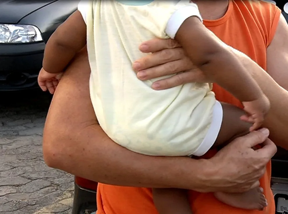 Bebê de seis meses é abandonado pelos pais dentro de casa na Serra