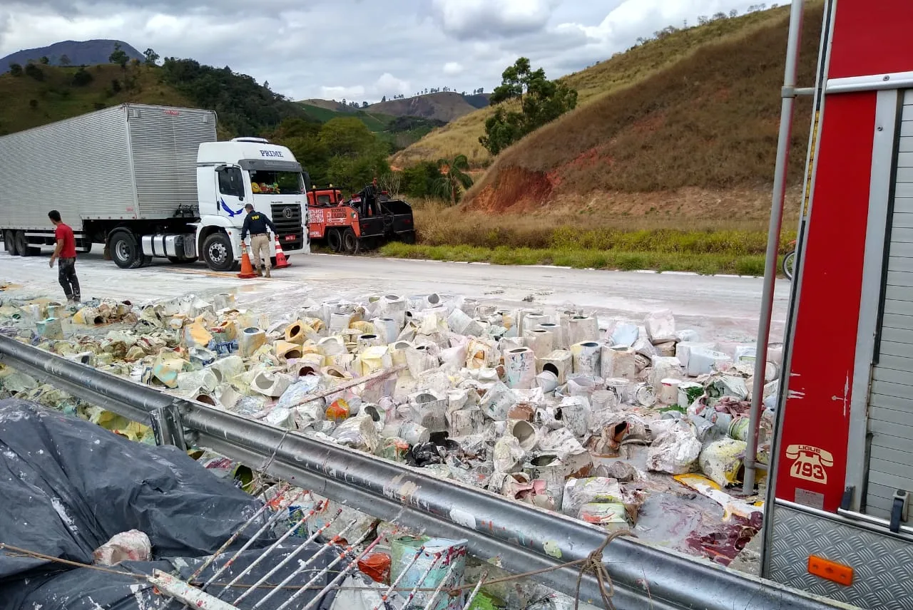 Grave acidente: motorista morre após caminhão de tinta tombar na BR-262