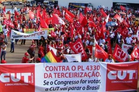 Sindicalistas abordam deputados no aeroporto de Vitória e não descartam novos protestos