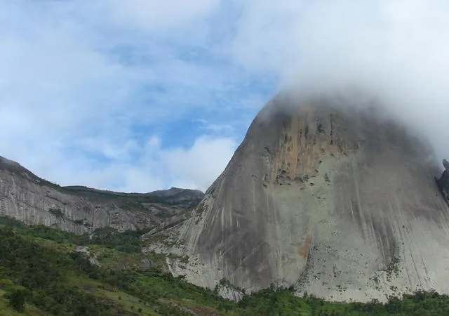 PES da Pedra Azul (ES) – Um dos principais pontos turísticos do estado, este Parque é de grande beleza cênica e possui muitos atributos naturais, caracterizando-se por vegetação rupestre (que se desenvolve sobre rochas) e Floresta Ombrófila Altimontana.