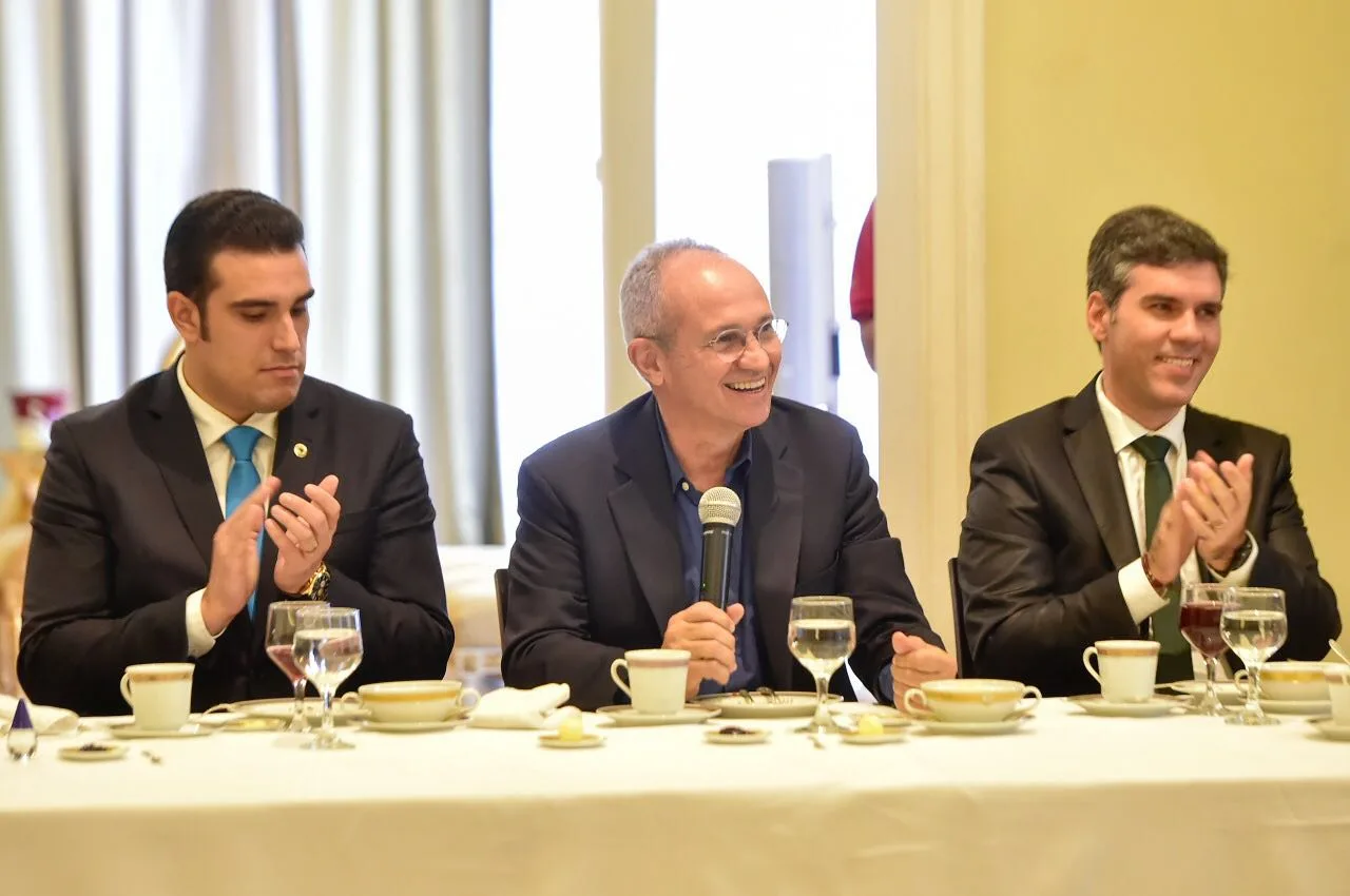 Hartung reúne deputados da base em encontro no Palácio Anchieta