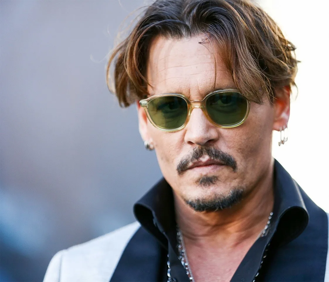 Embriagado, Johnny Depp se desentende e ataca membro de sua equipe de gravação