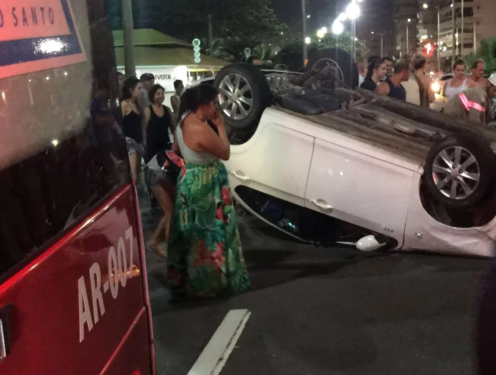 Capotamento deixa motorista ferido em bairro nobre de Vila Velha