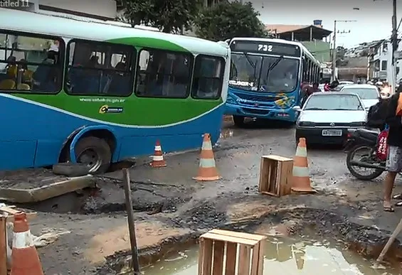 Adutora rompe e ônibus caem em buraco em Cariacica