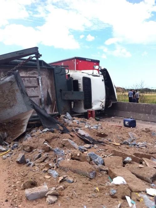 Pneu estoura e carreta tomba na Rodovia do Contorno, na Serra