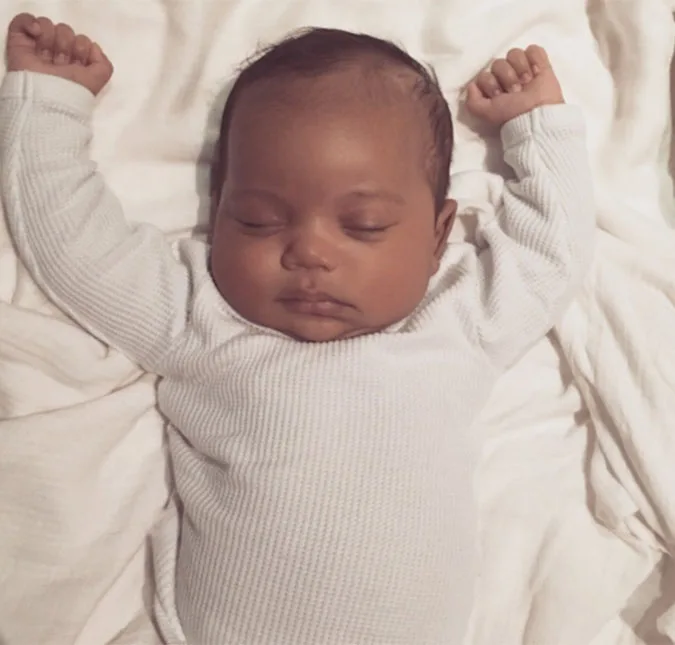 Kim Kardashian mostra o rostinho de Saint West pela primeira vez