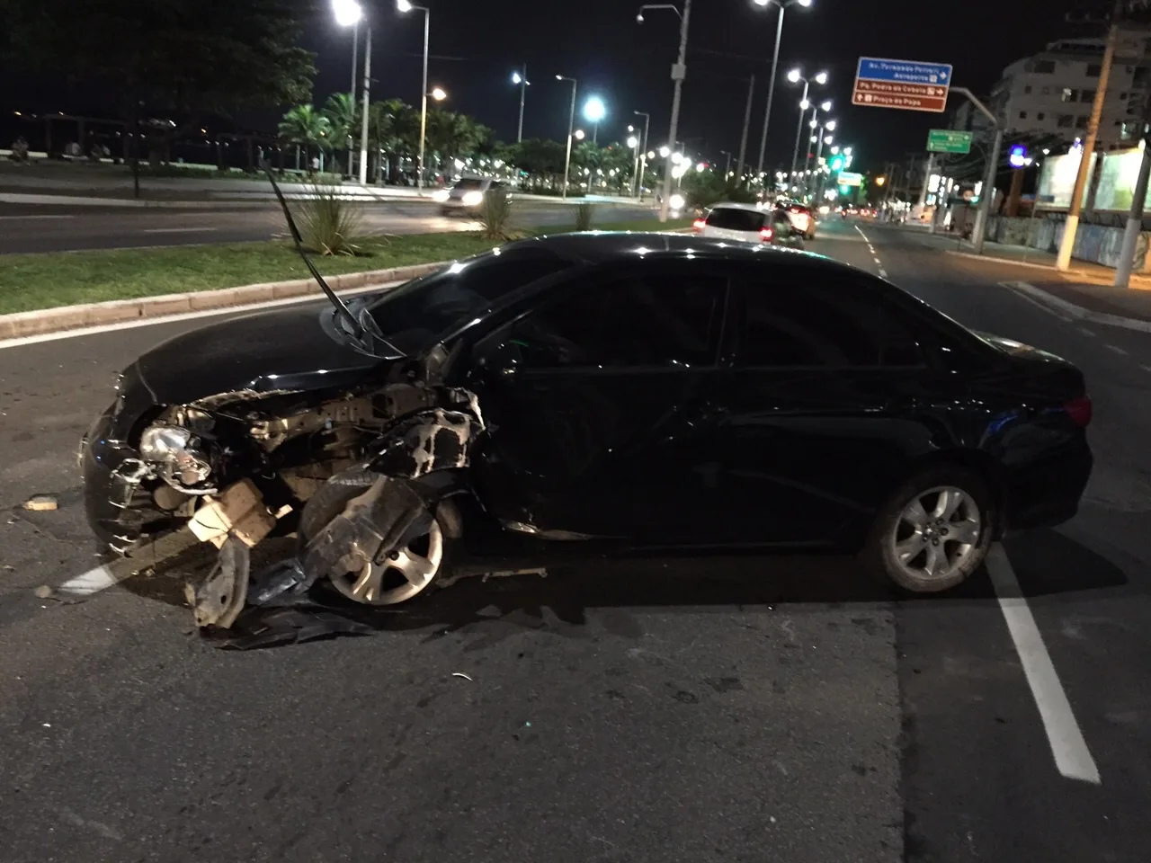 Carro bate em poste após ser fechado por outro veículo em Vitória