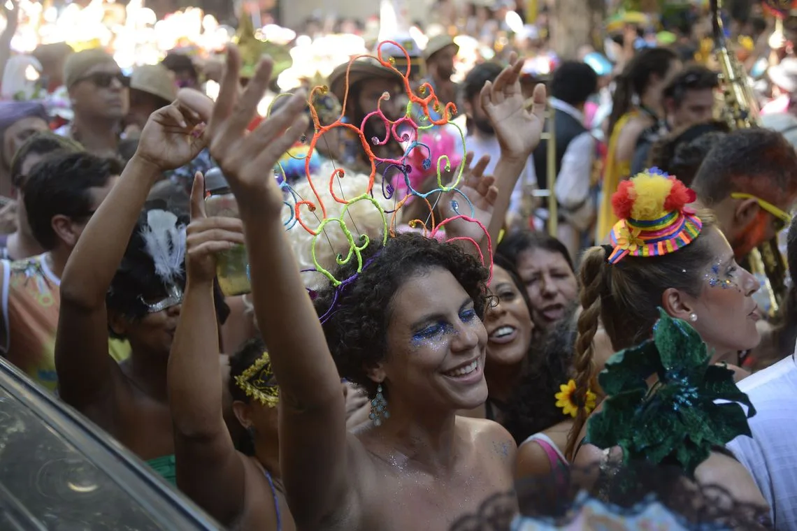 Bloco Cordão do Boitatá arrasta milhares de foliões em desfile de pré-carnaval pelas ruas do centro do Rio de Janeiro