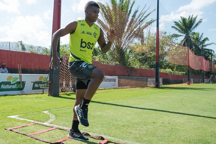 Capixaba Lincoln, ex-Flamengo, reforça o Cruzeiro por empréstimo