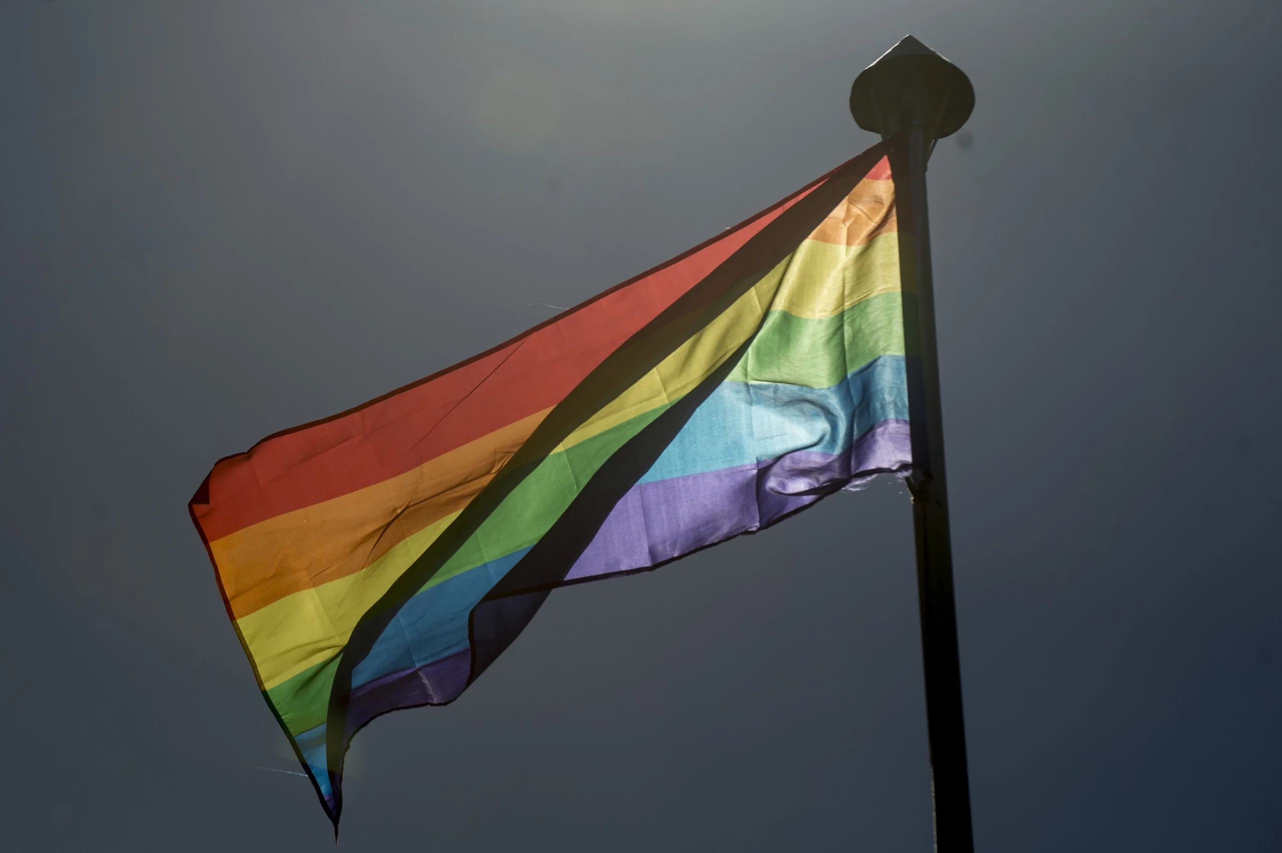 Bandeira (LGTB) é hasteada na Embaixada do Reino Unido para marcar o Dia Internacional contra a Homofobia e Transfobia, celebrado neste sábado (17) (Foto: Marcelo Camargo/Agência Brasil)